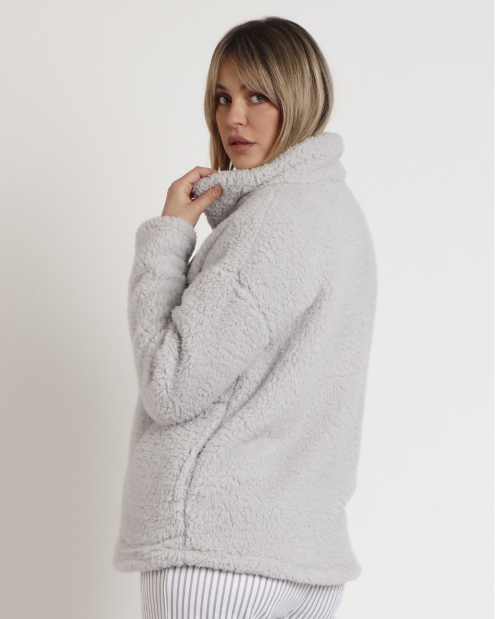 Vista laterale della vestaglia donna Admas in pile sherpa perla Art. 57541