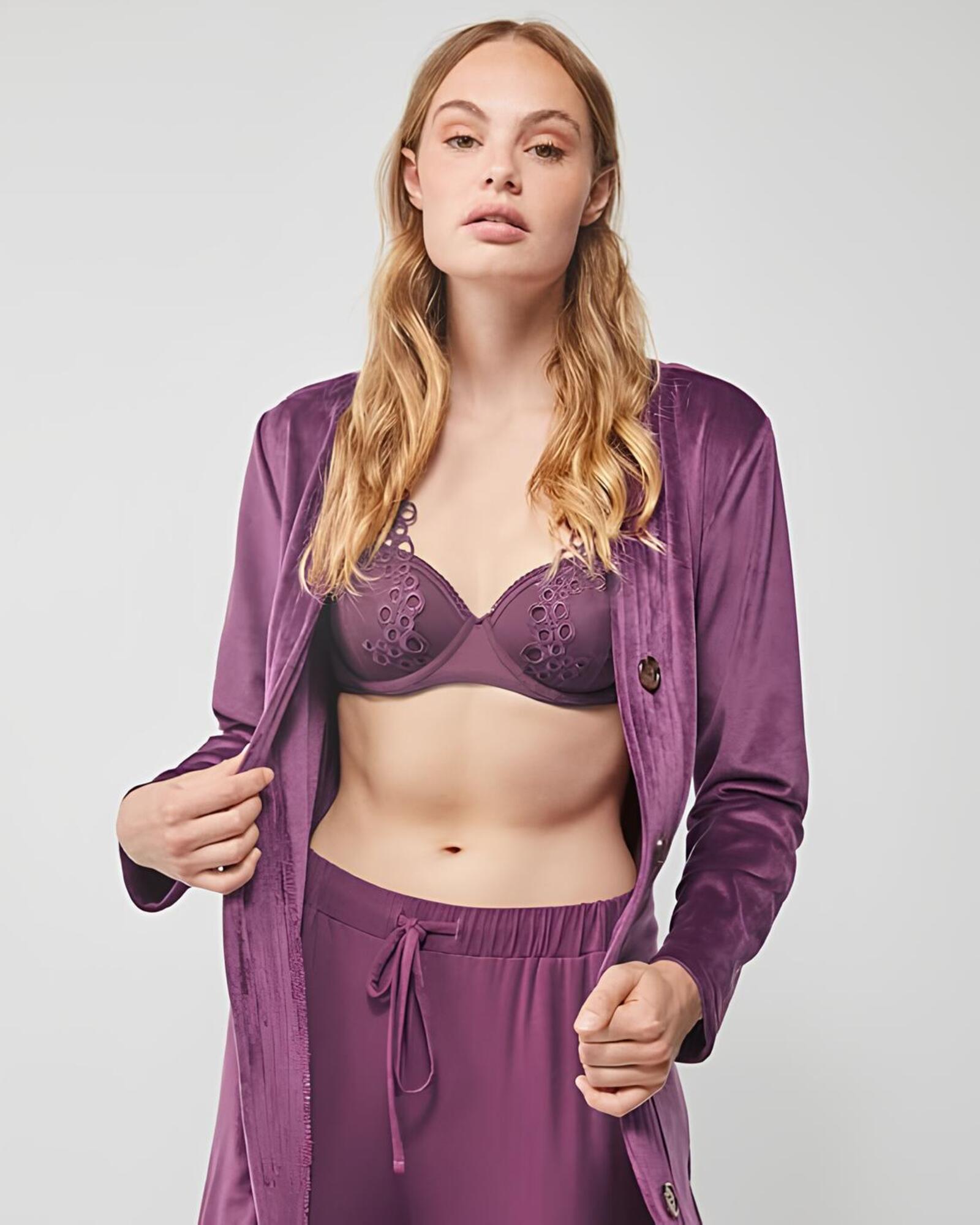 Vestaglia donna Gisela 20188 in velluto melanzana con vestibilità morbida e cintura