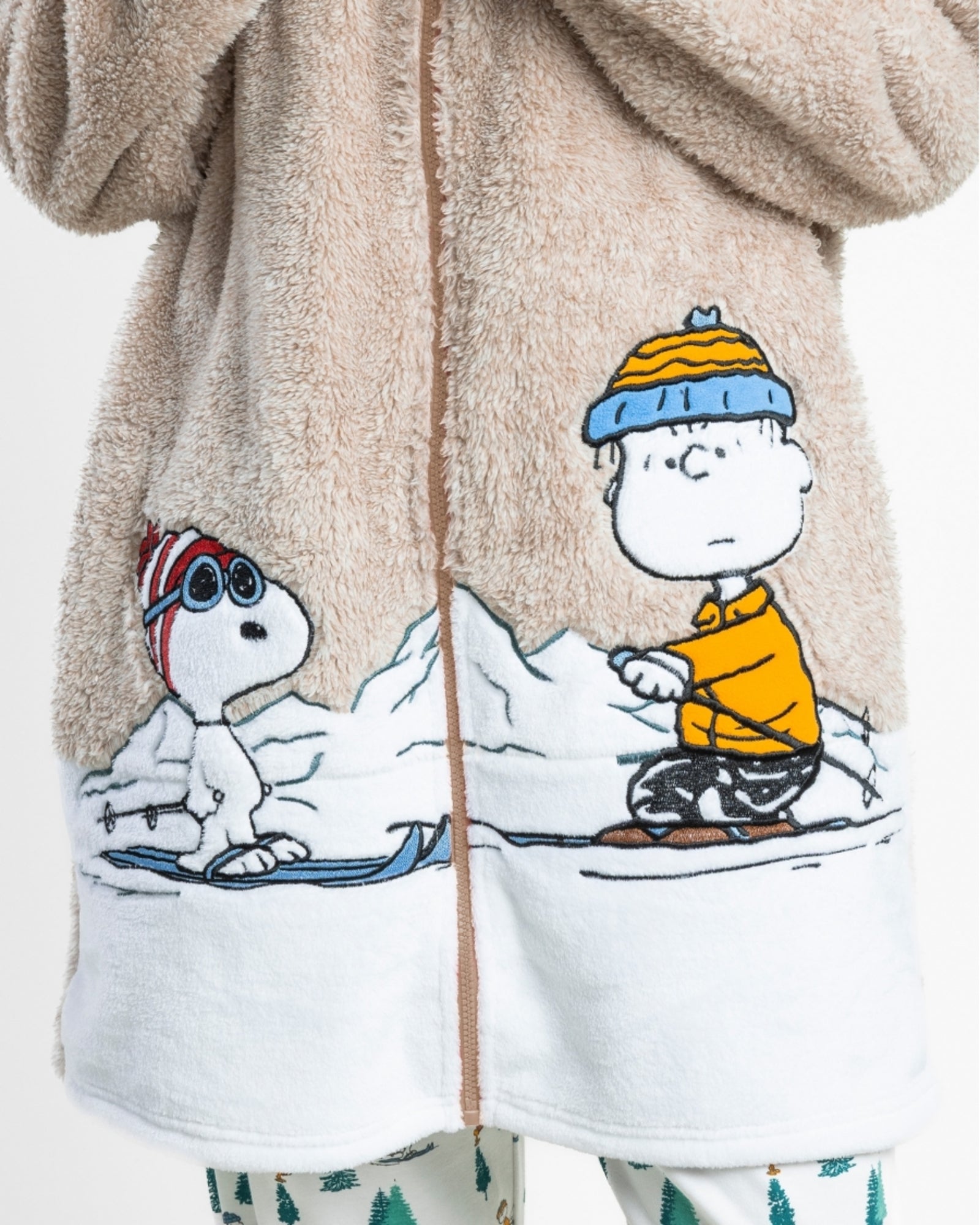 Dettaglio della decorazione con Snoopy sugli sci e Charlie Brown sullo slittino sulla vestaglia beige Peanuts 67354