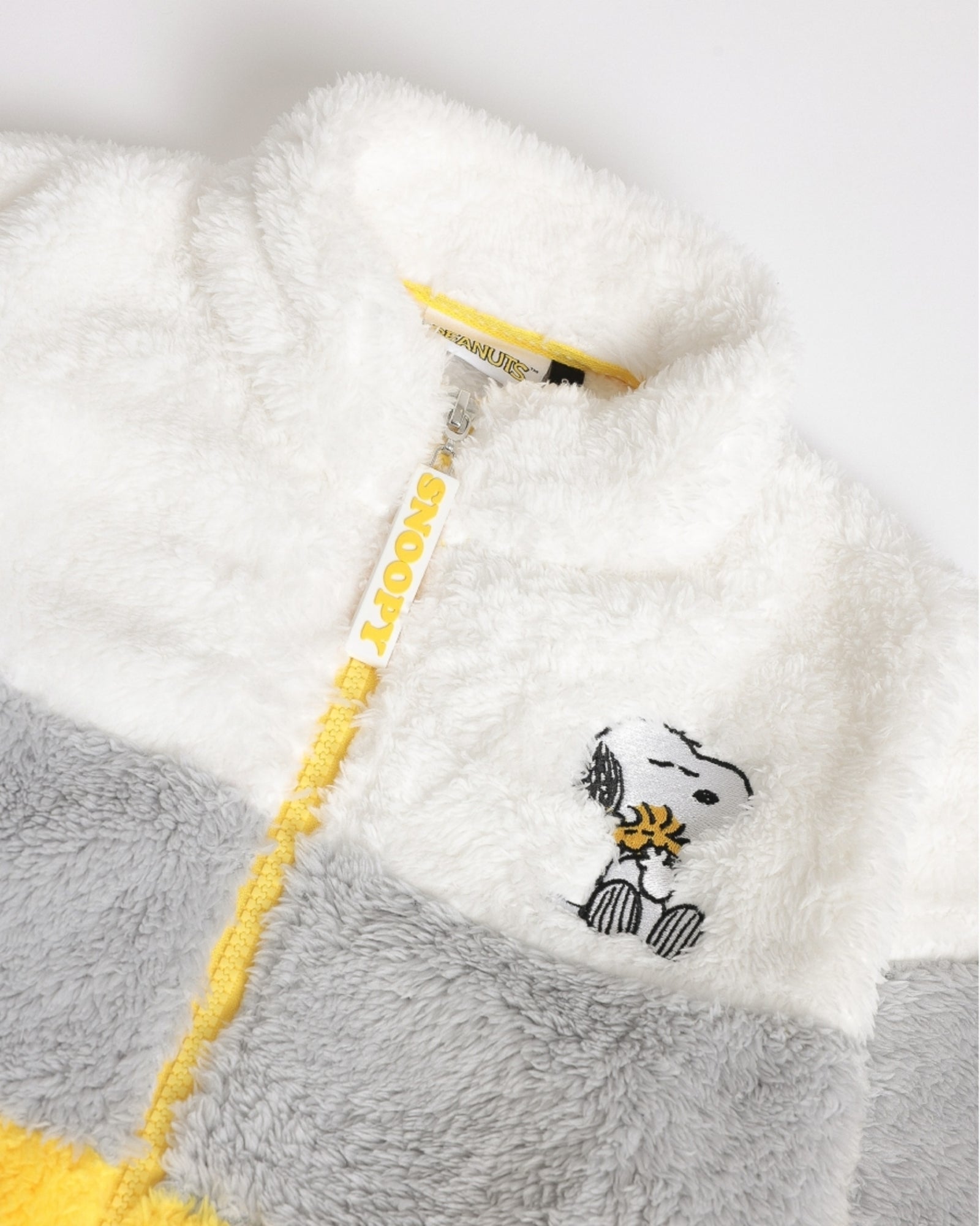 Dettaglio vestaglia Peanuts 67118 con ricamo Snoopy e Woodstock e zip personalizzata