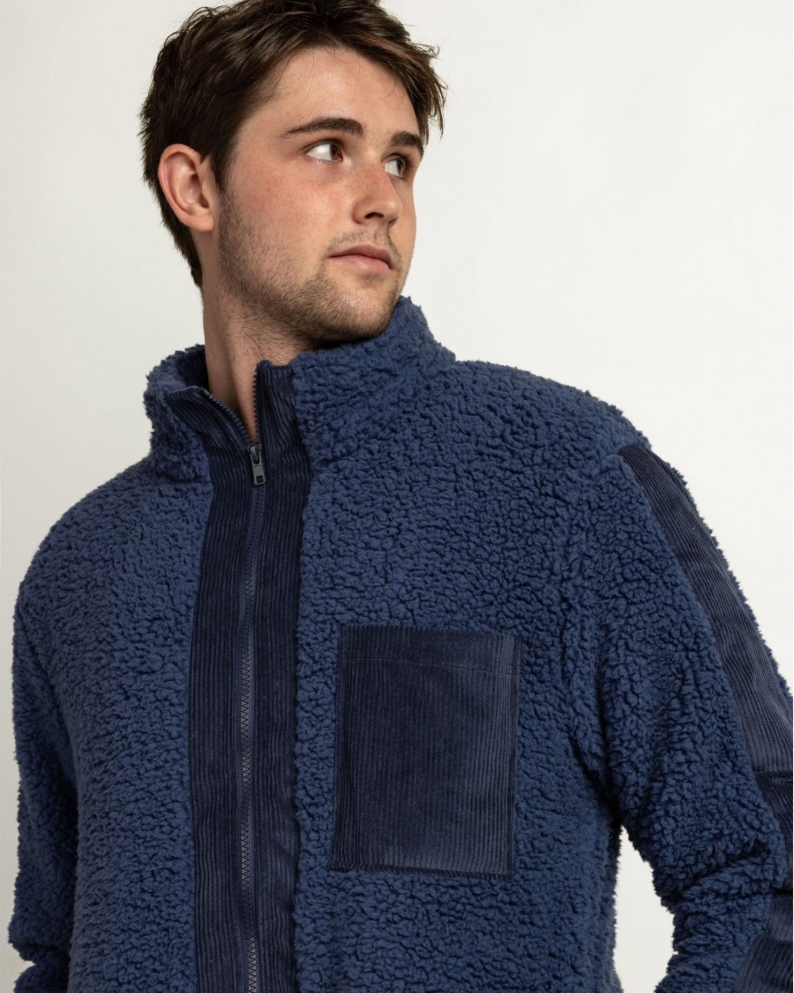 Dettaglio zip e tasca della vestaglia uomo Admas in pile sherpa blu
