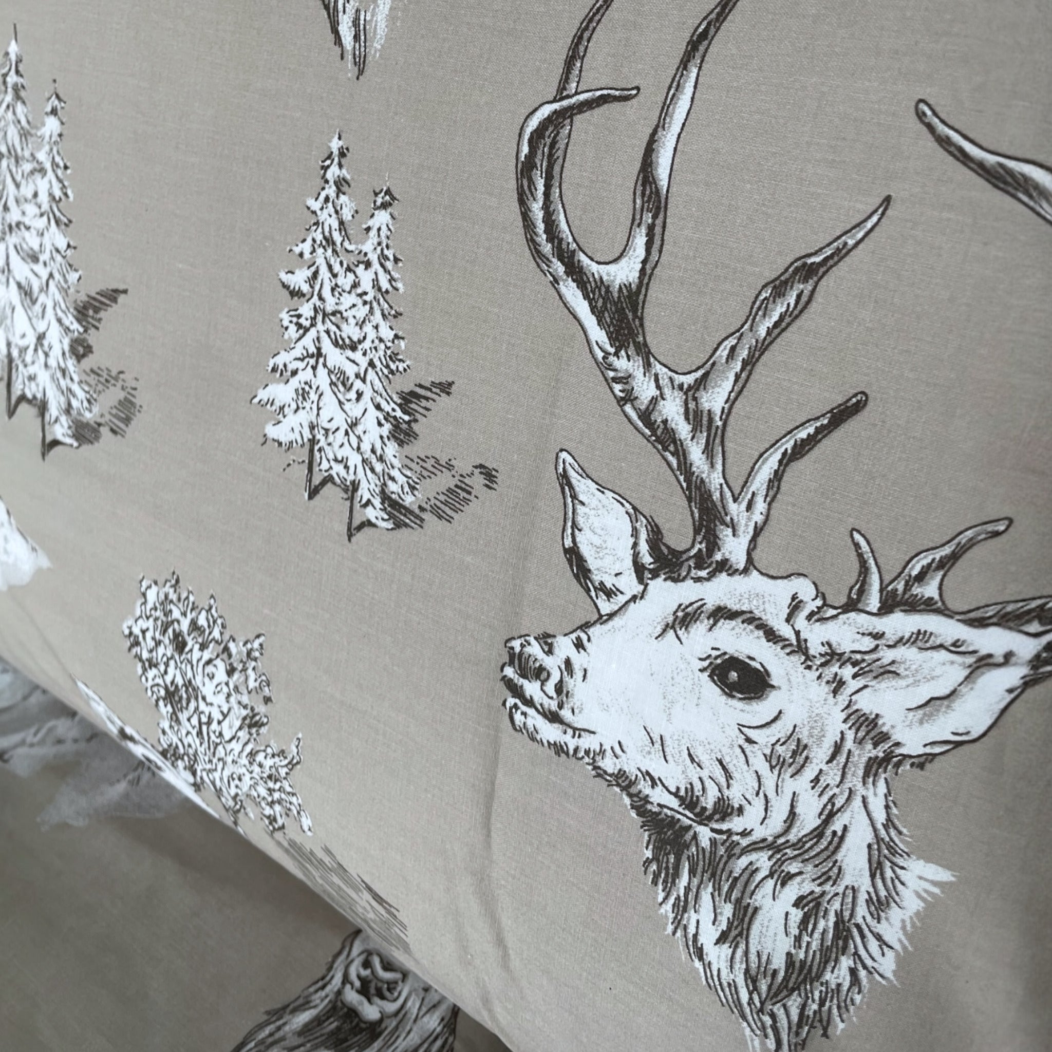 Dettaglio della fantasia con cervo e abeti del copripiumino Zambaiti Deer tortora
