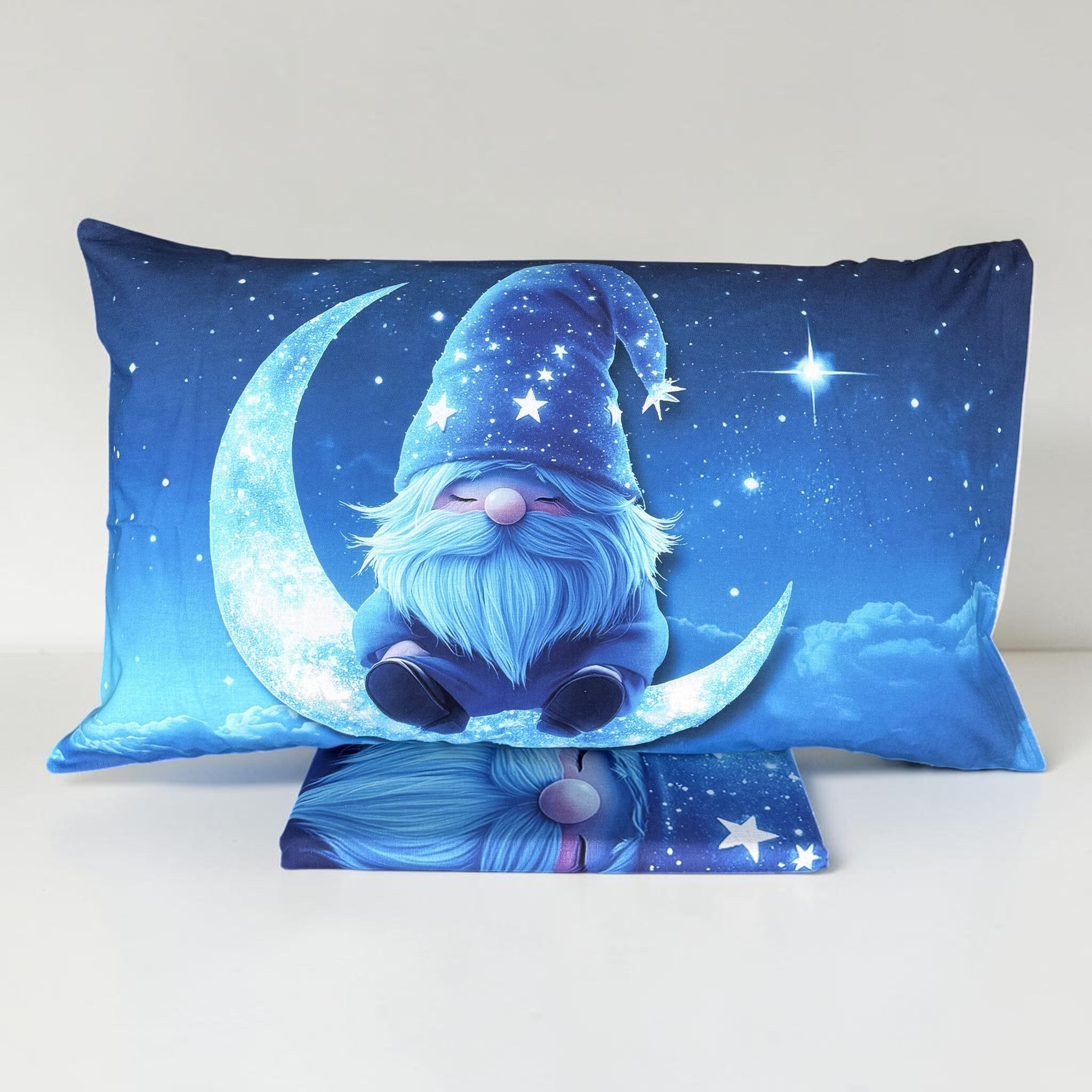 Federa Zambaiti Digital 5401 con gnomo dal cappello stellato seduto sulla luna, fondo blu e sacco copripiumino piegato sotto.