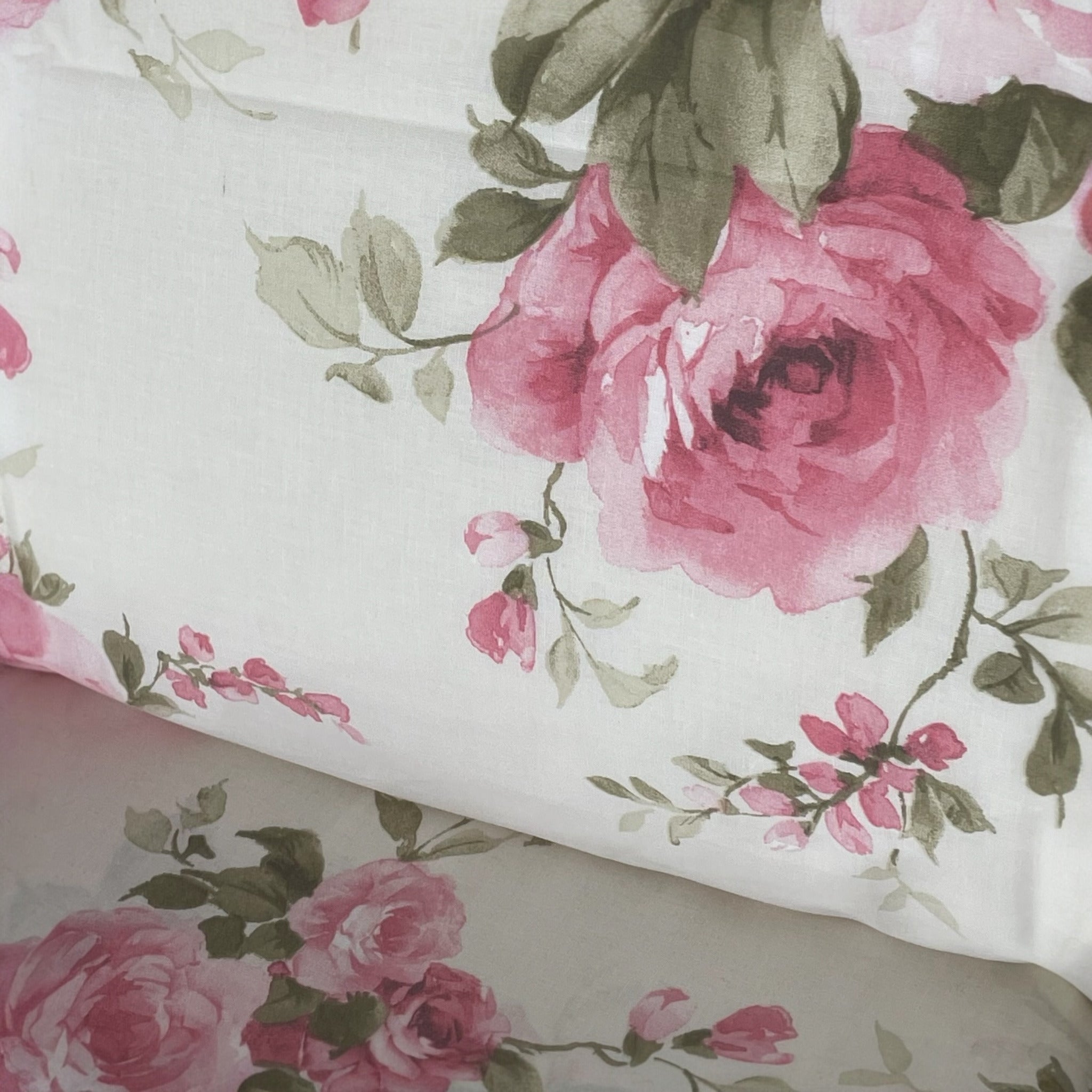 Dettaglio del tessuto 100% cotone Zambaiti Heavy panna con stampa floreale rosa