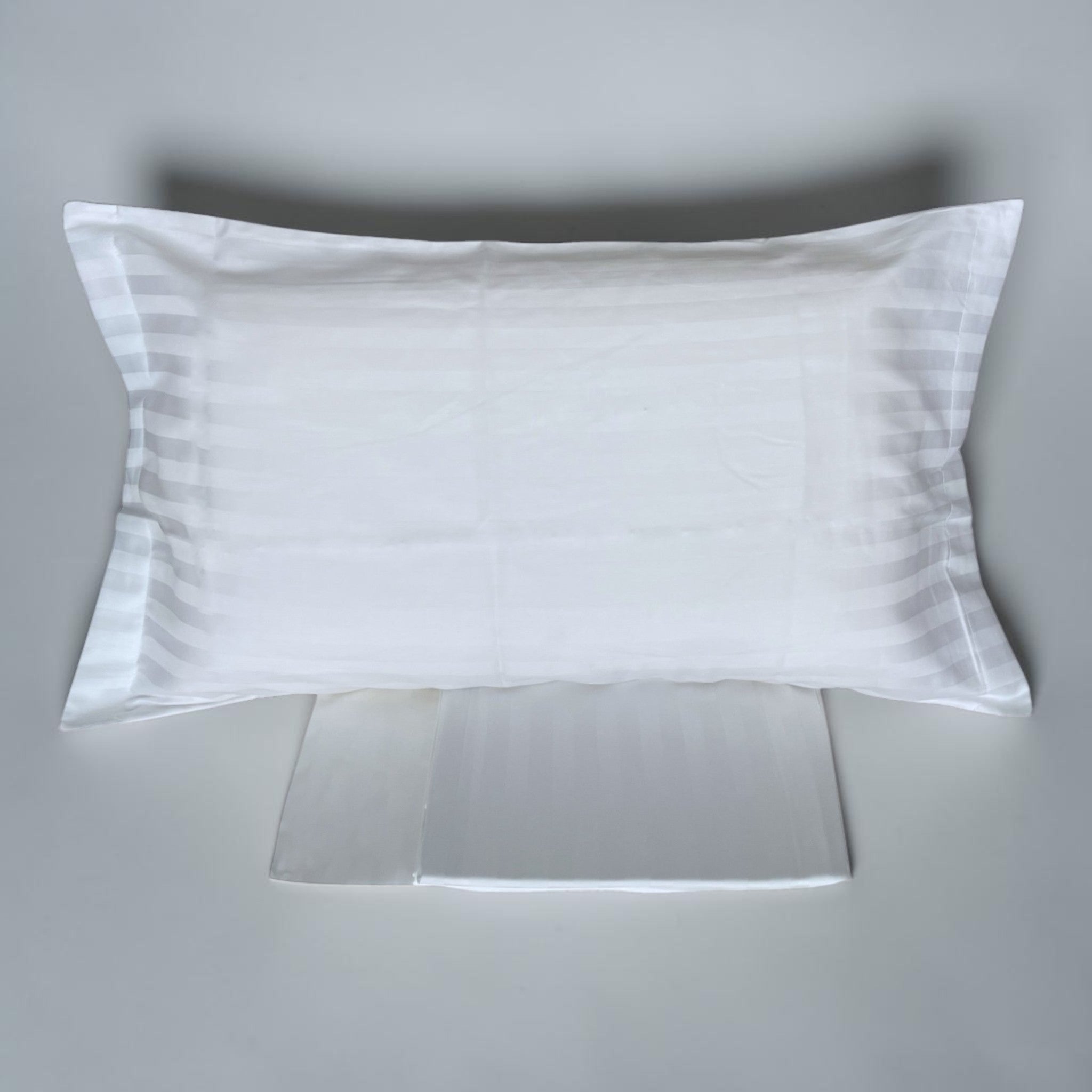 Federa con volant e lenzuola Zambaiti Raso bianche con lavorazione jacquard tono su tono