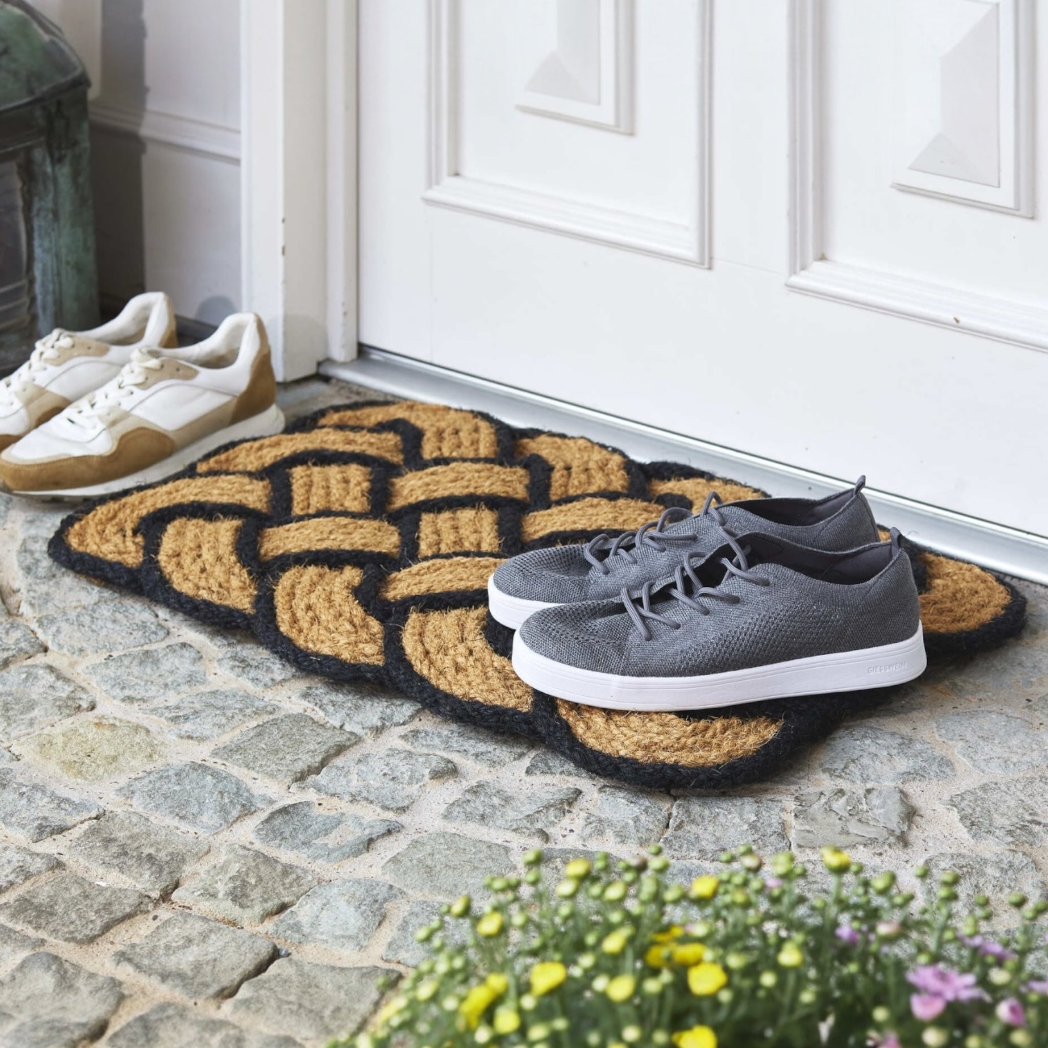 Zerbino in cocco Nature Classic beige e nero utilizzato all’esterno davanti alla porta di casa