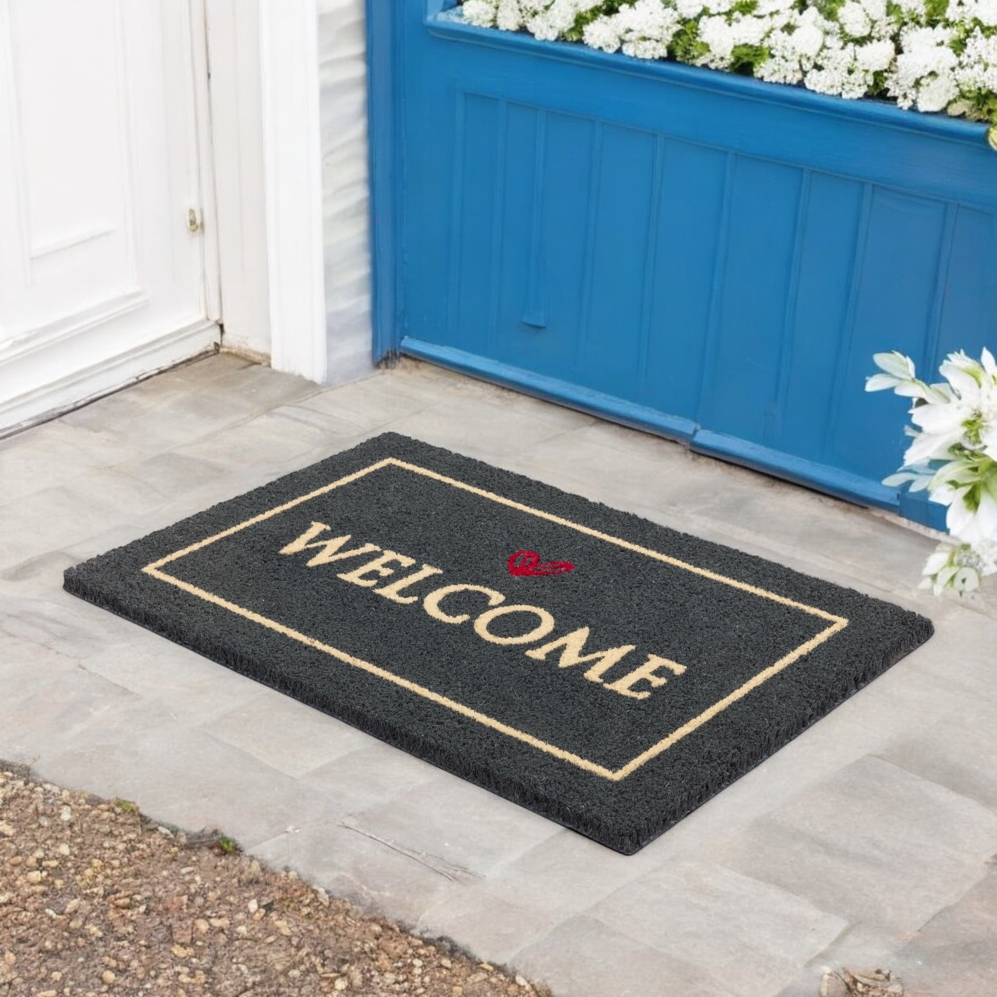 Zerbino Welcome antracite in cocco naturale ambientato all’esterno davanti alla porta di casa