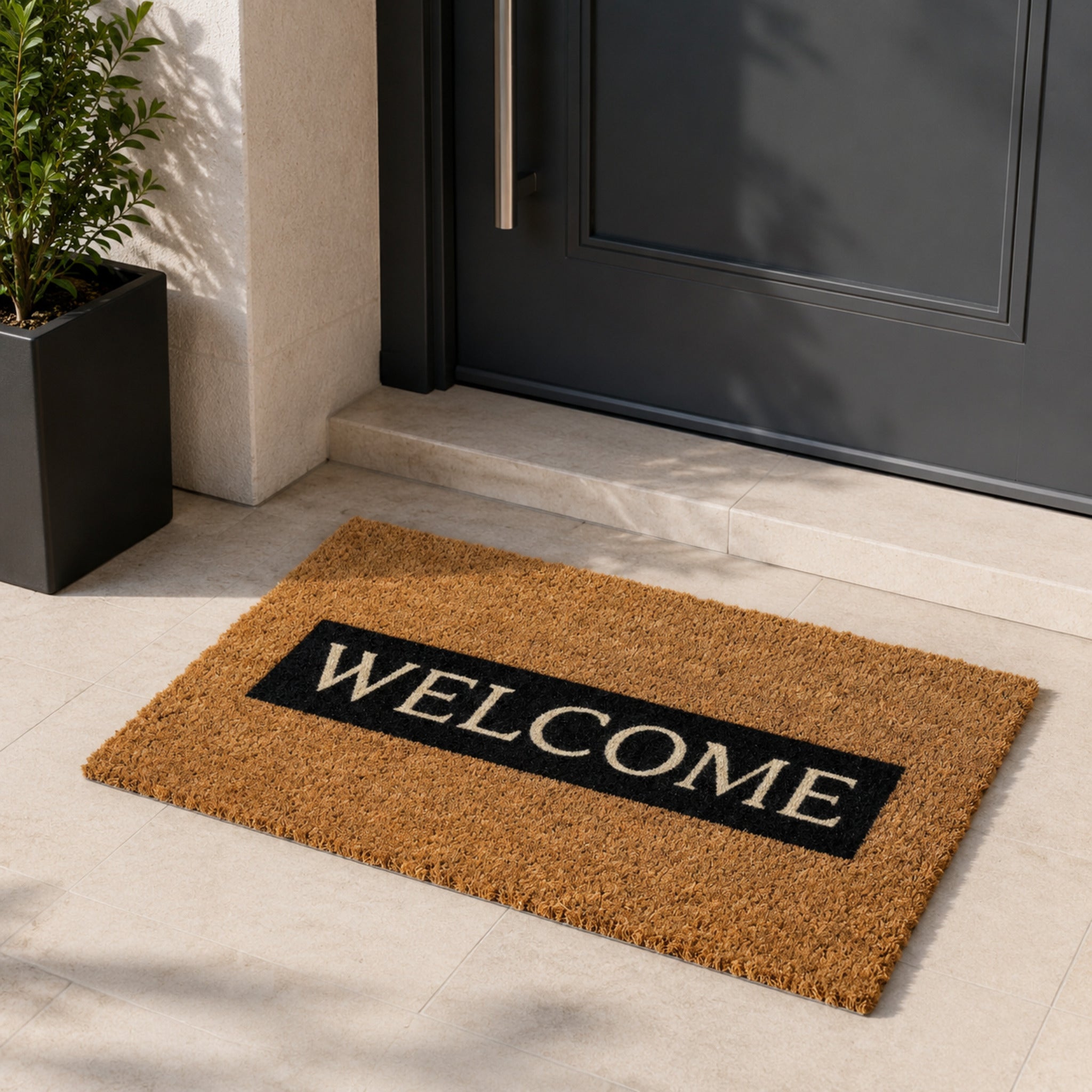 Zerbino Welcome Biscotto 40 × 60 cm in cocco naturale con fascia nera davanti alla porta di ingresso