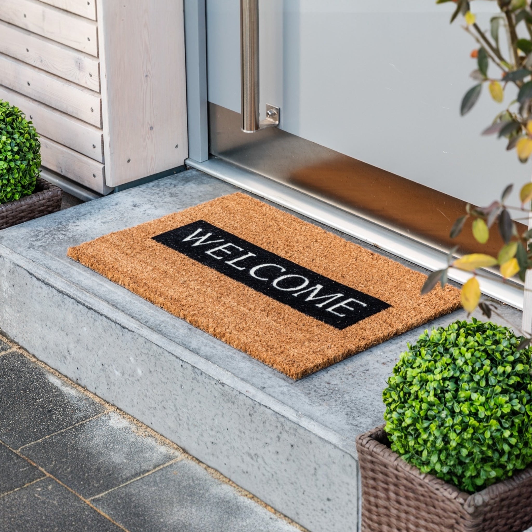 Zerbino Welcome Biscotto in cocco naturale ambientato all’esterno davanti alla porta di casa